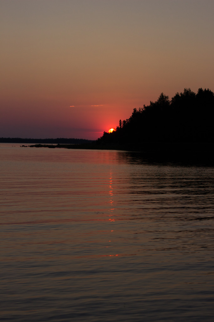 Meren-maku-aurinkolaskee