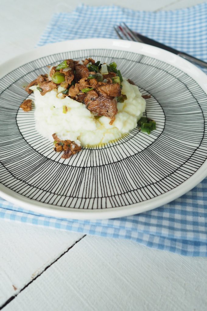 Kukkakaalimuusi-pecorinolla-ja-paistetut-kantarellit